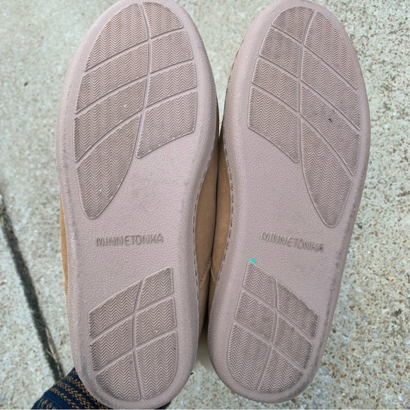 Minnetonka Tan Sheep Shearling Fur Lined Women's Slippers Shoes 8 - Picture 5 of 8